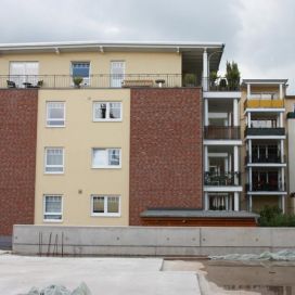 Wohnungs- und Hausbau: Wohn-/ Geschäftshaus mit Tiefgarage